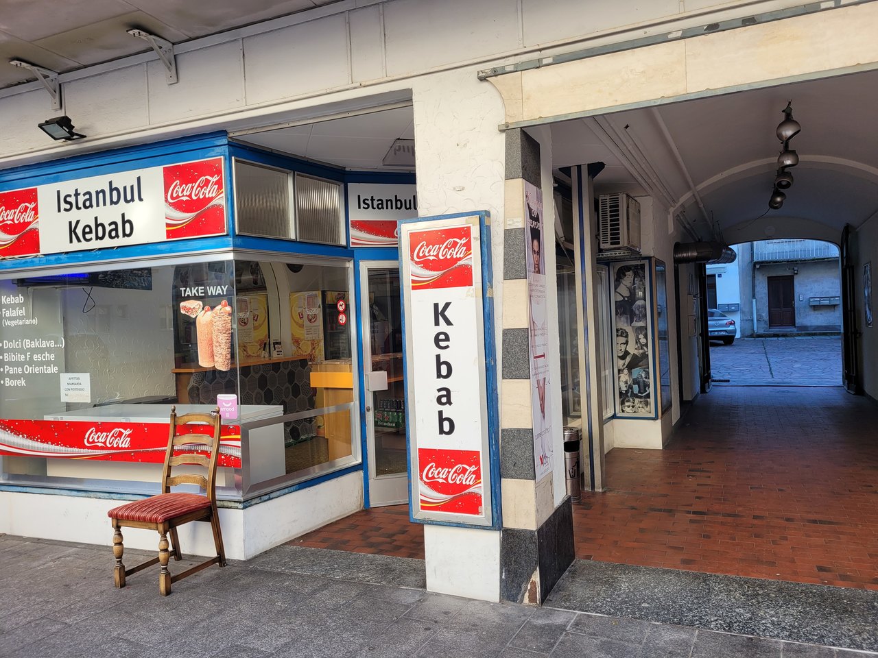 Geschäft im EG und Durchgang zu den 4 Wohnungen , Casa vendita, 6830 Chiasso