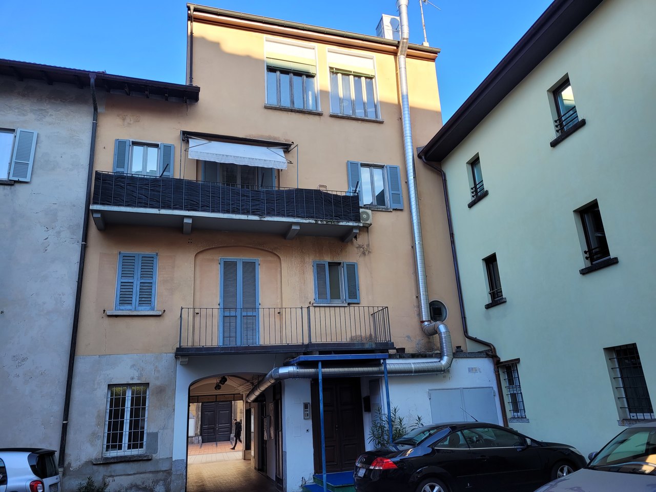 Rückseite MFH mit Fassade in Lachsfarbe , Casa vendita, 6830 Chiasso