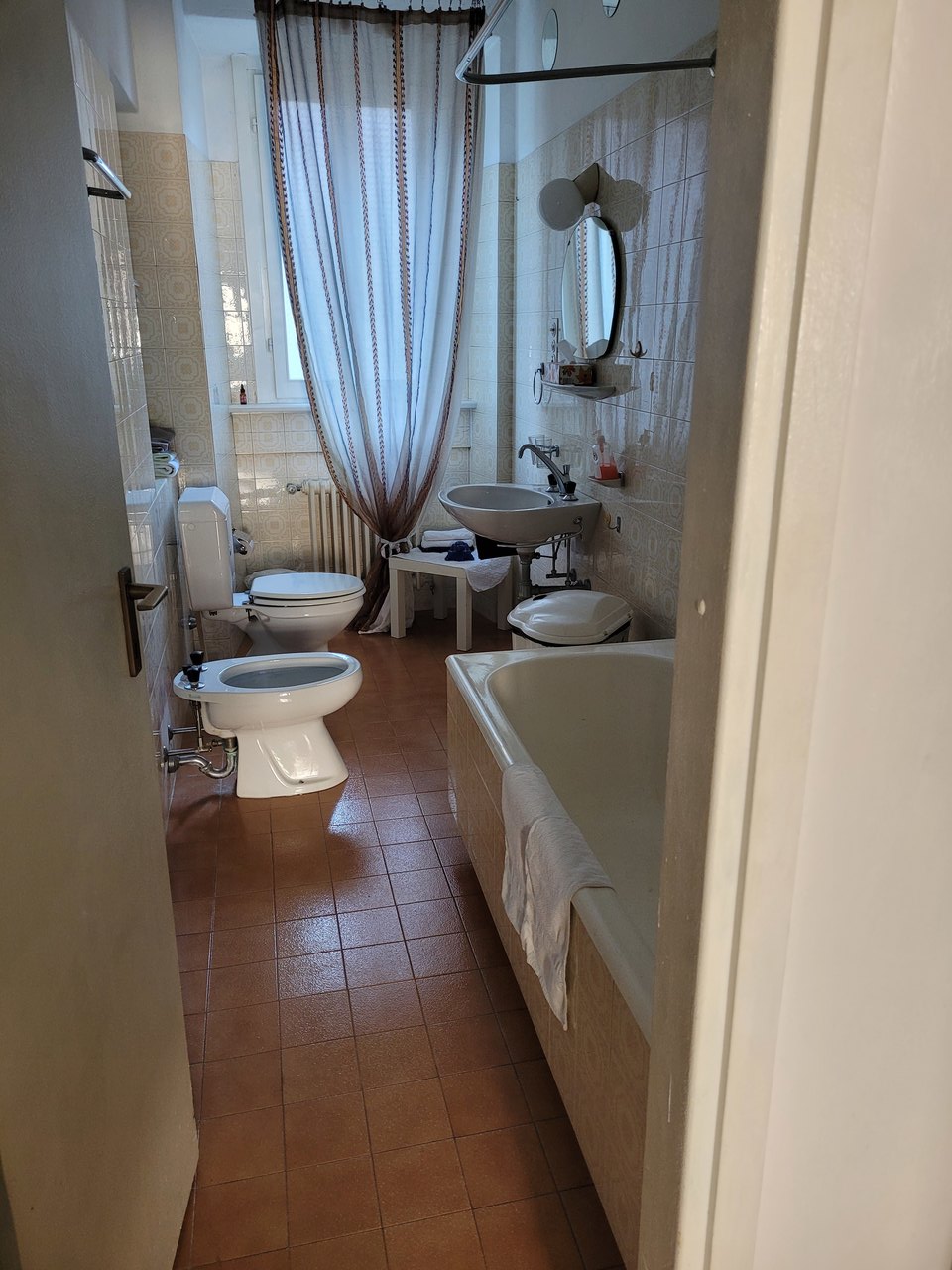 Badezimmer mit Wanne und Fenster zum Innenhof , Casa vendita, 6830 Chiasso