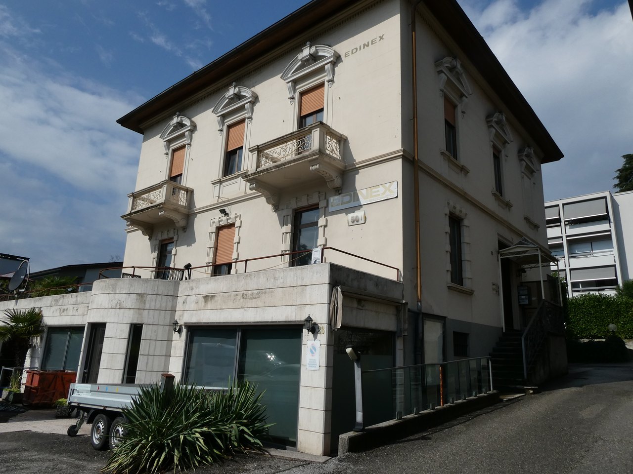 Palazzo con totale 3 appart. e locali commerciali , Appartamento vendita, 6828 Balerna
