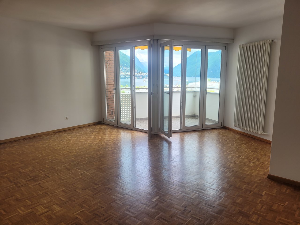 Grosses Wohn-Esszimmer mit schöner Seesicht , Attikawohnung zu verkaufen, 6900 Paradiso