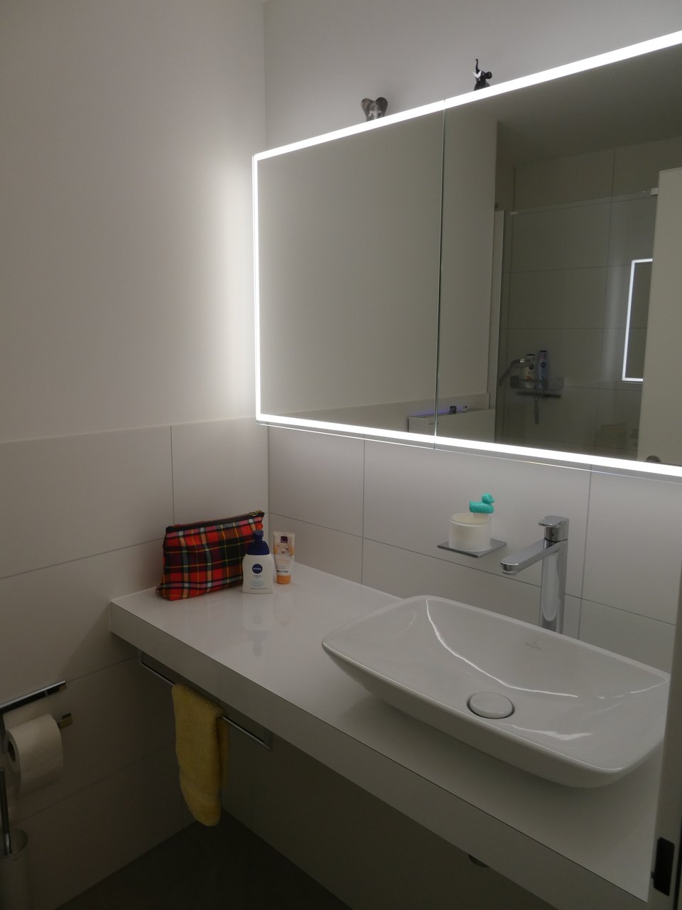 Modernes Badzimmer mit grosser Duschvorrichtung , Appartement à vendre, 6900 Lugano