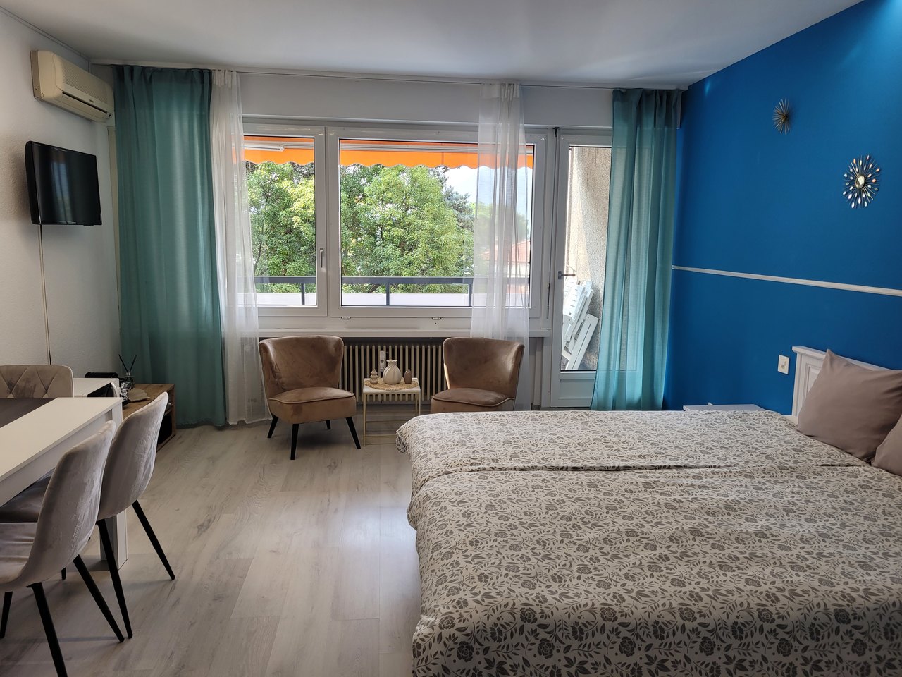 Wohn-Esszimmer mit neuem Laminatboden , Appartamento vendita, 6816 Bissone