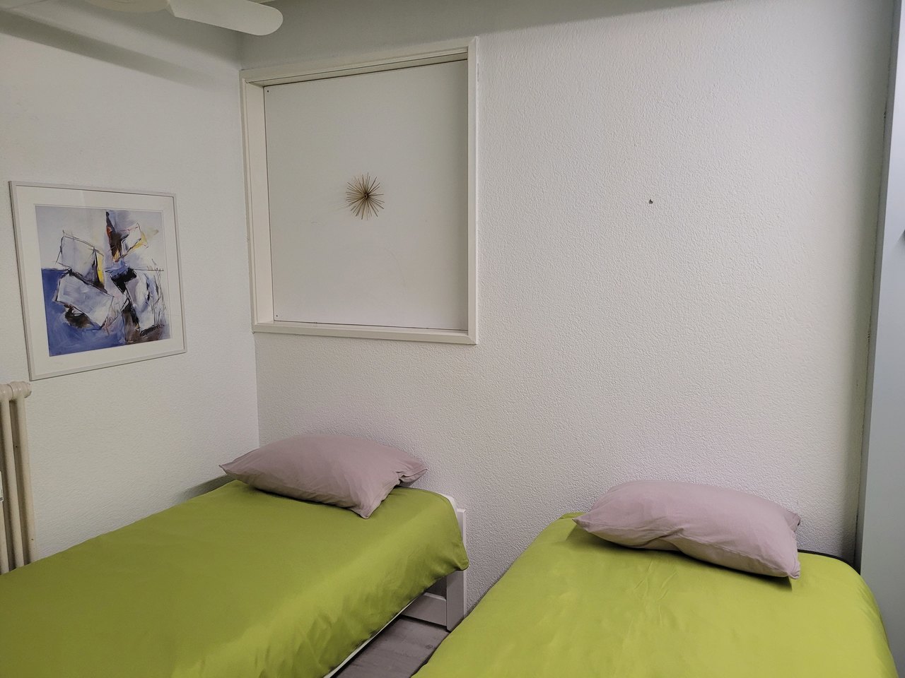 Schlafzimmer mit zwei Betten und Wandschrank , Appartamento vendita, 6816 Bissone