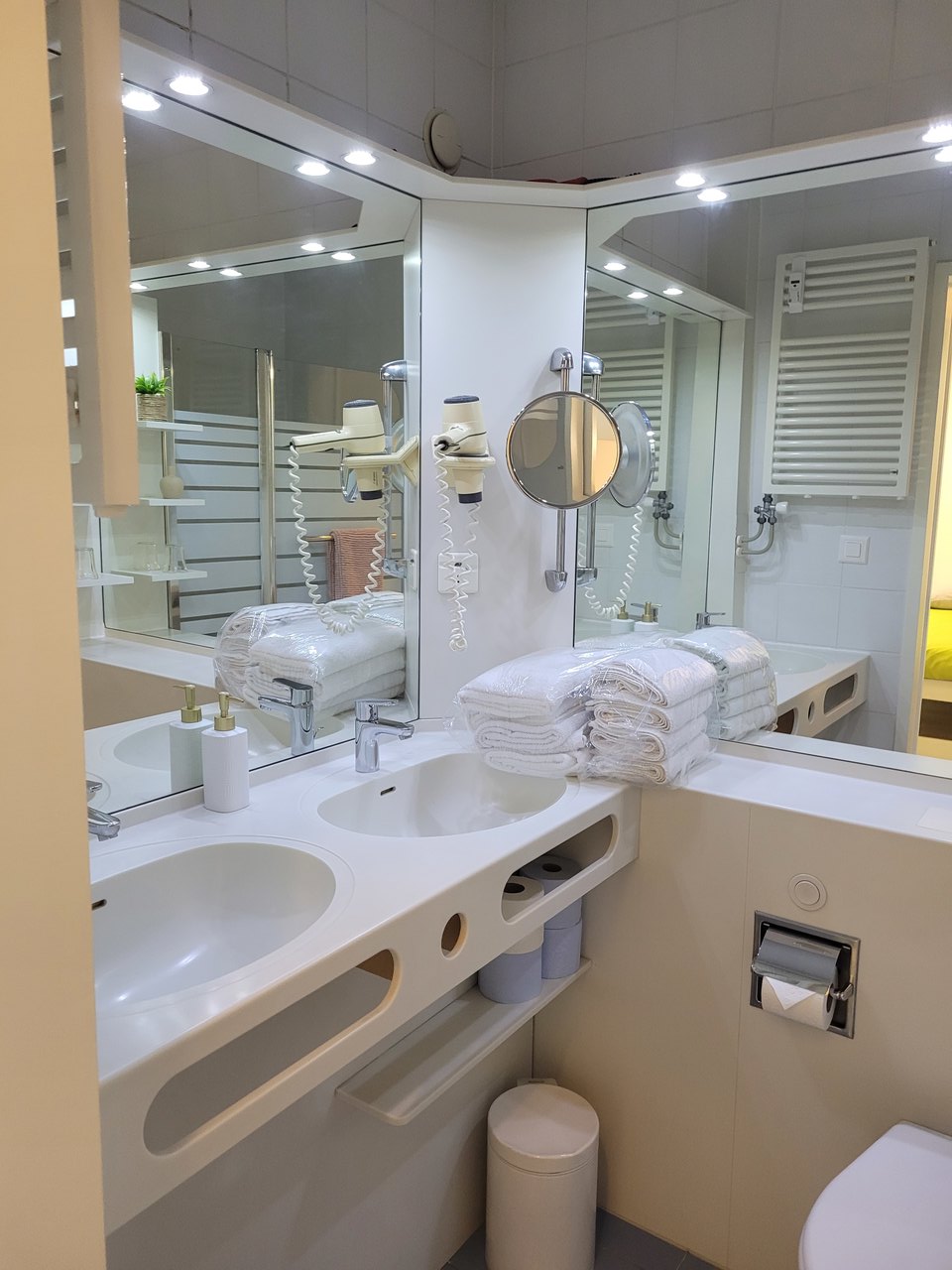 Badezimmer mit Doppelwaschbecken u. Wanne , Appartamento vendita, 6816 Bissone