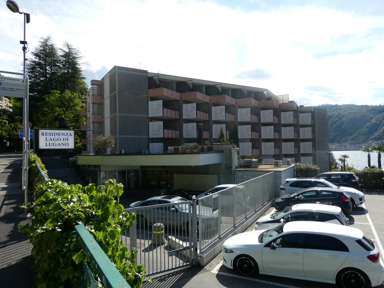 Ansicht Kondominium mit Zahlreichen Parkplätzen , Appartamento vendita, 6816 Bissone